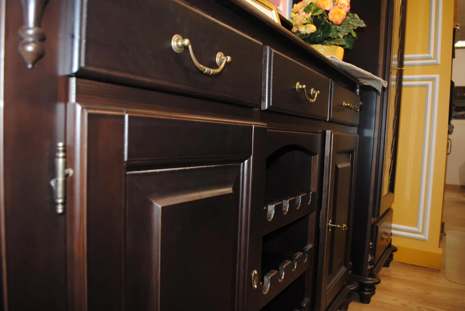 Тумба массив сосны Скандия 2-дверная с 3 ящиками с бутылочницей 1.17.02