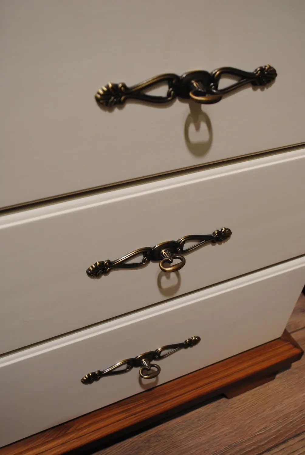 Шкаф белый с 3 ящиками Брусно 2-створчатый с ящиками слева 3.24.01